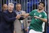Raúl Jiménez (d) de México celebra un gol con su entrenador Javier Aguirre este martes, en un partido amistoso entre México y Paraguay en el Alamodome en San Antonio (Estados Unidos). EFE/ Carlos Ramírez
