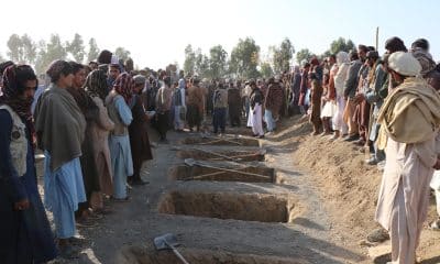 Residentes entierran a las víctimas de los presuntos ataques aéreos paquistaníes en Khost, Afganistán, 25 de noviembre de 2025. El gobierno talibán de Afganistán acusó a Pakistán de realizar ataques aéreos durante la noche en Khost, Kunar y Paktika, matando al menos a 10 civiles — nueve de ellos niños — e hiriendo a varios otros. Las acusaciones se producen en medio de tensiones crecientes tras recientes enfrentamientos fronterizos, las afirmaciones de Pakistán de que los militantes de TTP están siendo protegidos en Afganistán, y un frágil alto el fuego que se ha roto repetidamente. (Afganistán) EFE/EPA/STRINGER