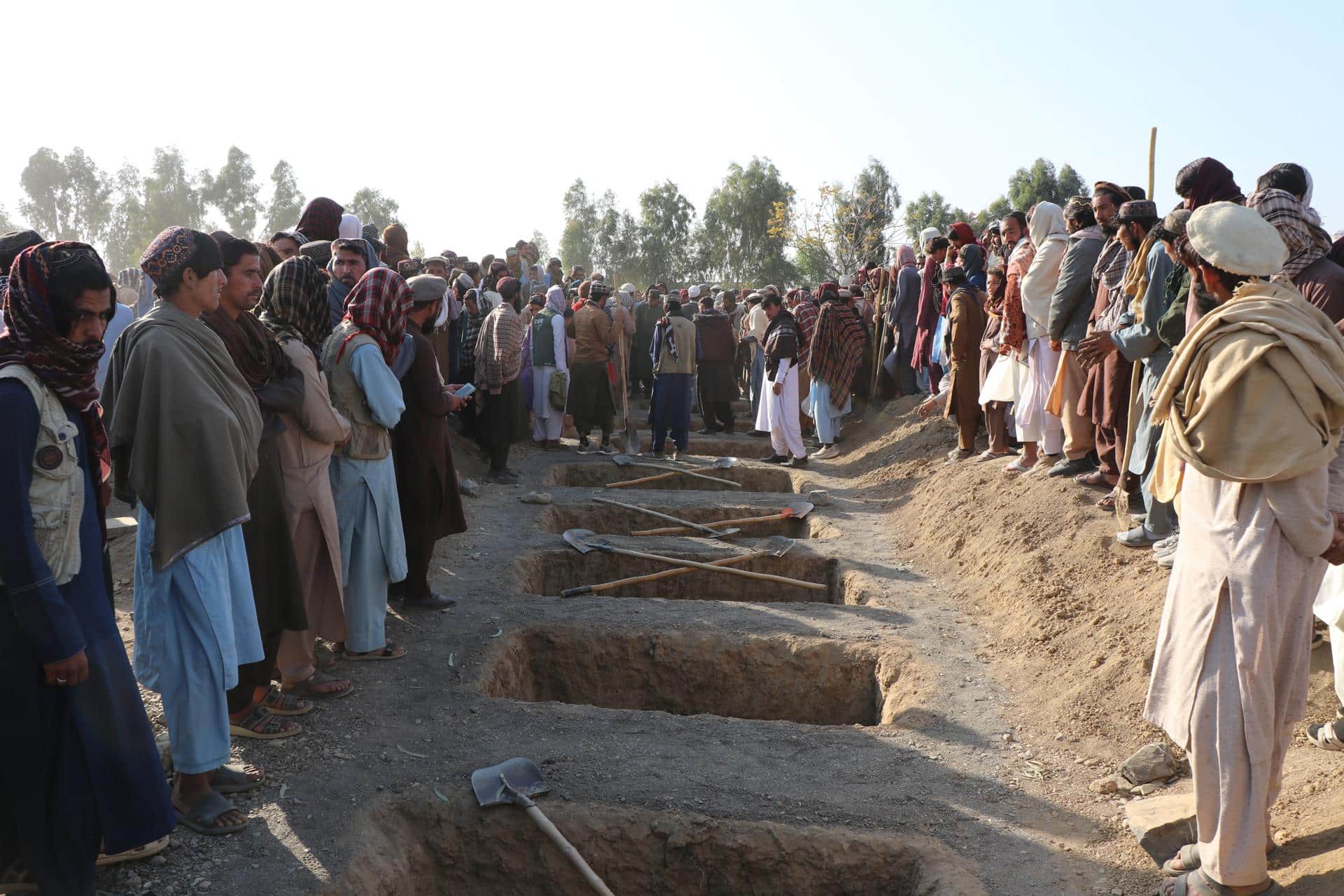 Residentes entierran a las víctimas de los presuntos ataques aéreos paquistaníes en Khost, Afganistán, 25 de noviembre de 2025. El gobierno talibán de Afganistán acusó a Pakistán de realizar ataques aéreos durante la noche en Khost, Kunar y Paktika, matando al menos a 10 civiles — nueve de ellos niños — e hiriendo a varios otros. Las acusaciones se producen en medio de tensiones crecientes tras recientes enfrentamientos fronterizos, las afirmaciones de Pakistán de que los militantes de TTP están siendo protegidos en Afganistán, y un frágil alto el fuego que se ha roto repetidamente. (Afganistán) EFE/EPA/STRINGER