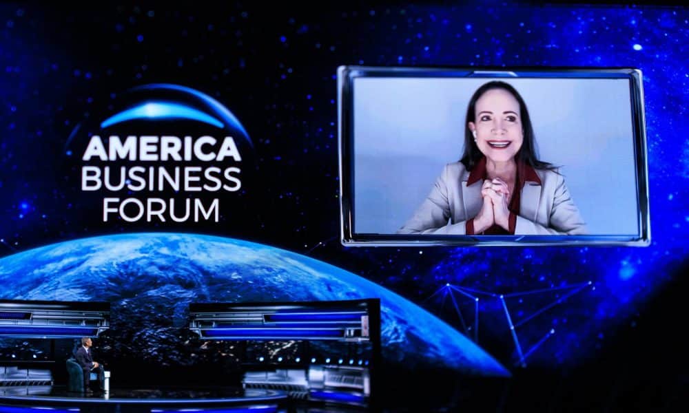 María Corina Machado, ganadora del Premio Nobel de la Paz 2025 (d), interviene por videoconferencia junto al alcalde de Miami, Francis Suárez, presidente de la junta directiva del America Business Forum, durante la edición inaugural del foro en Estados Unidos, celebrada en el Kaseya Center de Miami, Florida, EE.UU. . EFE/EPA/CRISTOBAL HERRERA-ULASHKEVICH