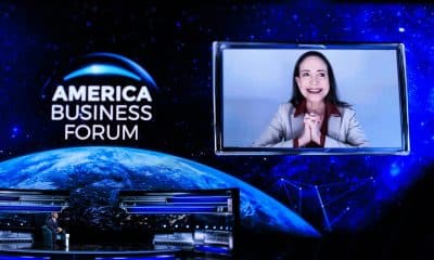 María Corina Machado, ganadora del Premio Nobel de la Paz 2025 (d), interviene por videoconferencia junto al alcalde de Miami, Francis Suárez, presidente de la junta directiva del America Business Forum, durante la edición inaugural del foro en Estados Unidos, celebrada en el Kaseya Center de Miami, Florida, EE.UU. . EFE/EPA/CRISTOBAL HERRERA-ULASHKEVICH