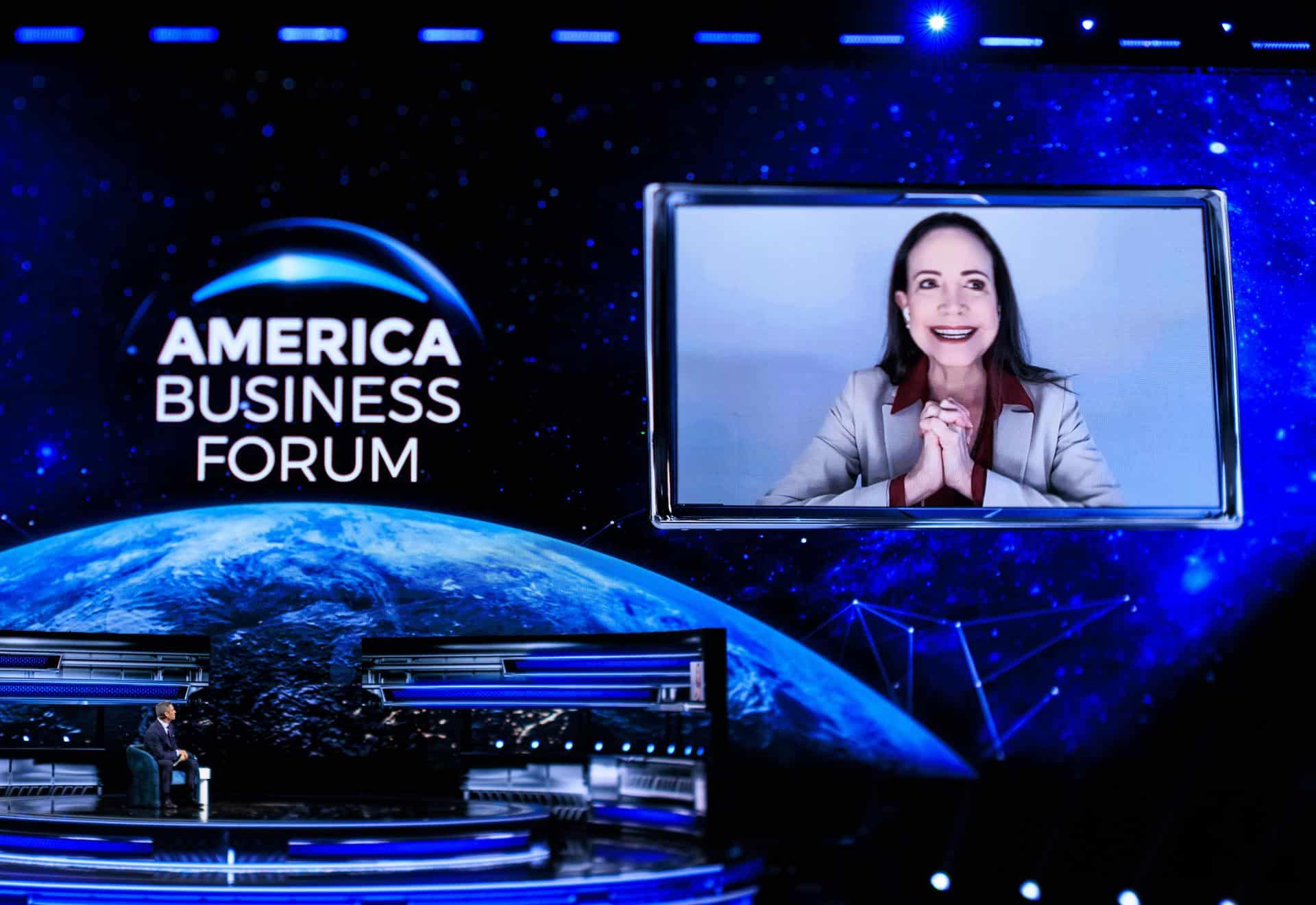 María Corina Machado, ganadora del Premio Nobel de la Paz 2025 (d), interviene por videoconferencia junto al alcalde de Miami, Francis Suárez, presidente de la junta directiva del America Business Forum, durante la edición inaugural del foro en Estados Unidos, celebrada en el Kaseya Center de Miami, Florida, EE.UU. . EFE/EPA/CRISTOBAL HERRERA-ULASHKEVICH
