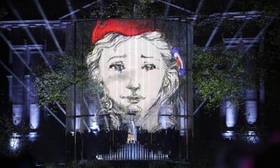 La músico camerunesa francesa Ann Shirley actúa durante una ceremonia que conmemora una década desde los ataques de París de noviembre de 2015 en el 'Jardin du 13 novembre 2015' en París, Francia, 13 de noviembre de 2025. El día marca el 10º aniversario de los ataques terroristas coordinados que mataron a 130 personas e hirieron a cientos, dirigidos al Bataclan Concert Hall, Stade de France y cafés parisinos. (Terrorista, Francia) EFE/EPA/LUDOVIC MARIN / POOL MAXPPP OUT