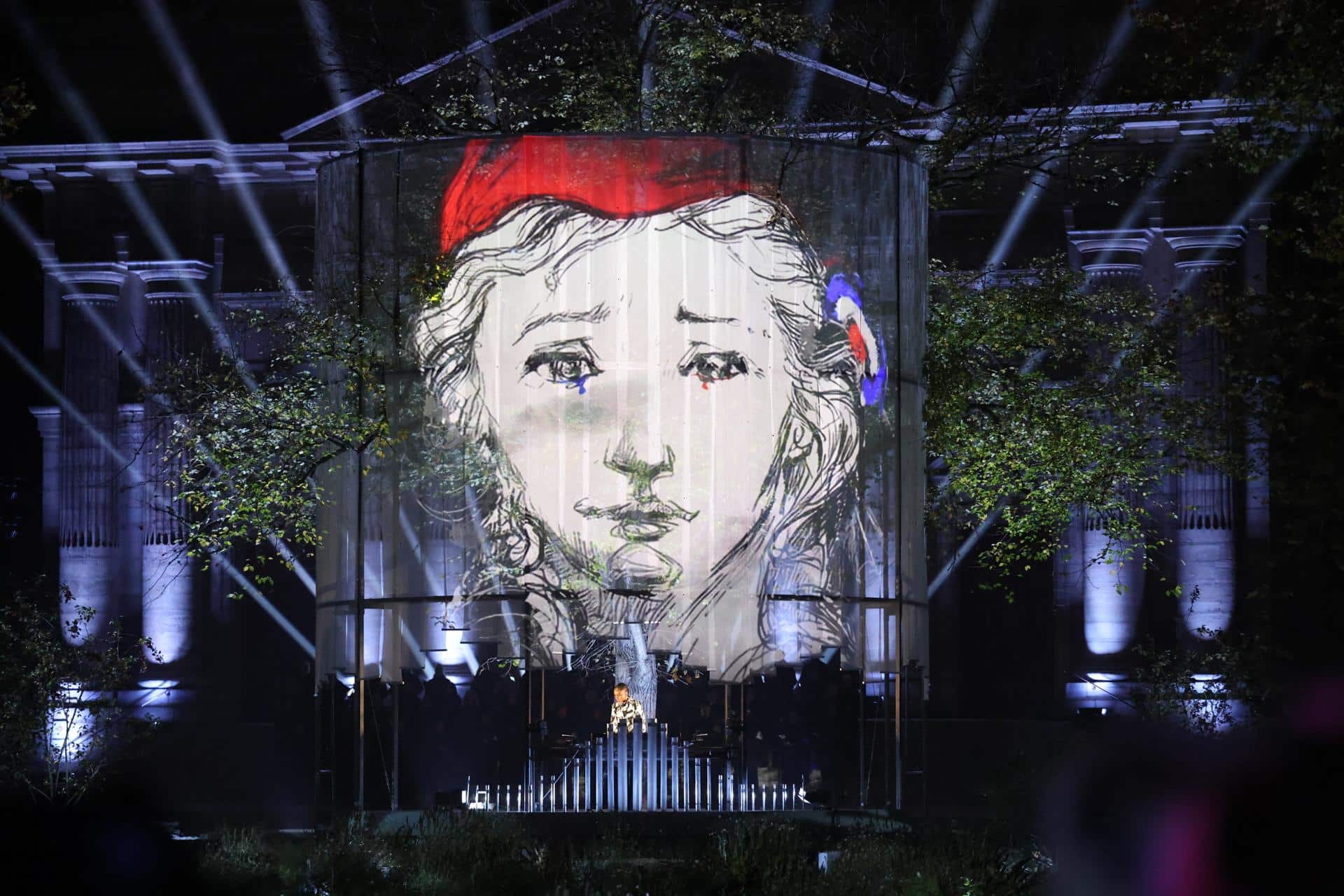 La músico camerunesa francesa Ann Shirley actúa durante una ceremonia que conmemora una década desde los ataques de París de noviembre de 2015 en el 'Jardin du 13 novembre 2015' en París, Francia, 13 de noviembre de 2025. El día marca el 10º aniversario de los ataques terroristas coordinados que mataron a 130 personas e hirieron a cientos, dirigidos al Bataclan Concert Hall, Stade de France y cafés parisinos. (Terrorista, Francia) EFE/EPA/LUDOVIC MARIN / POOL MAXPPP OUT