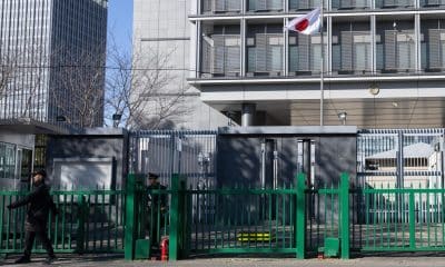BEIJING (China), 17/11/2025.- Members of security guard the Japanese Embassy in Beijing, China, 17 November 2025. Japanese stocks related to tourism and retail fell on 17 November after China's Embassy in Japan on 14 November warned its citizens against traveling to Japan as tensions persist after Prime Minister Sanae Takaichi's recent comments on Taiwan. EFE/EPA/JESSICA LEE