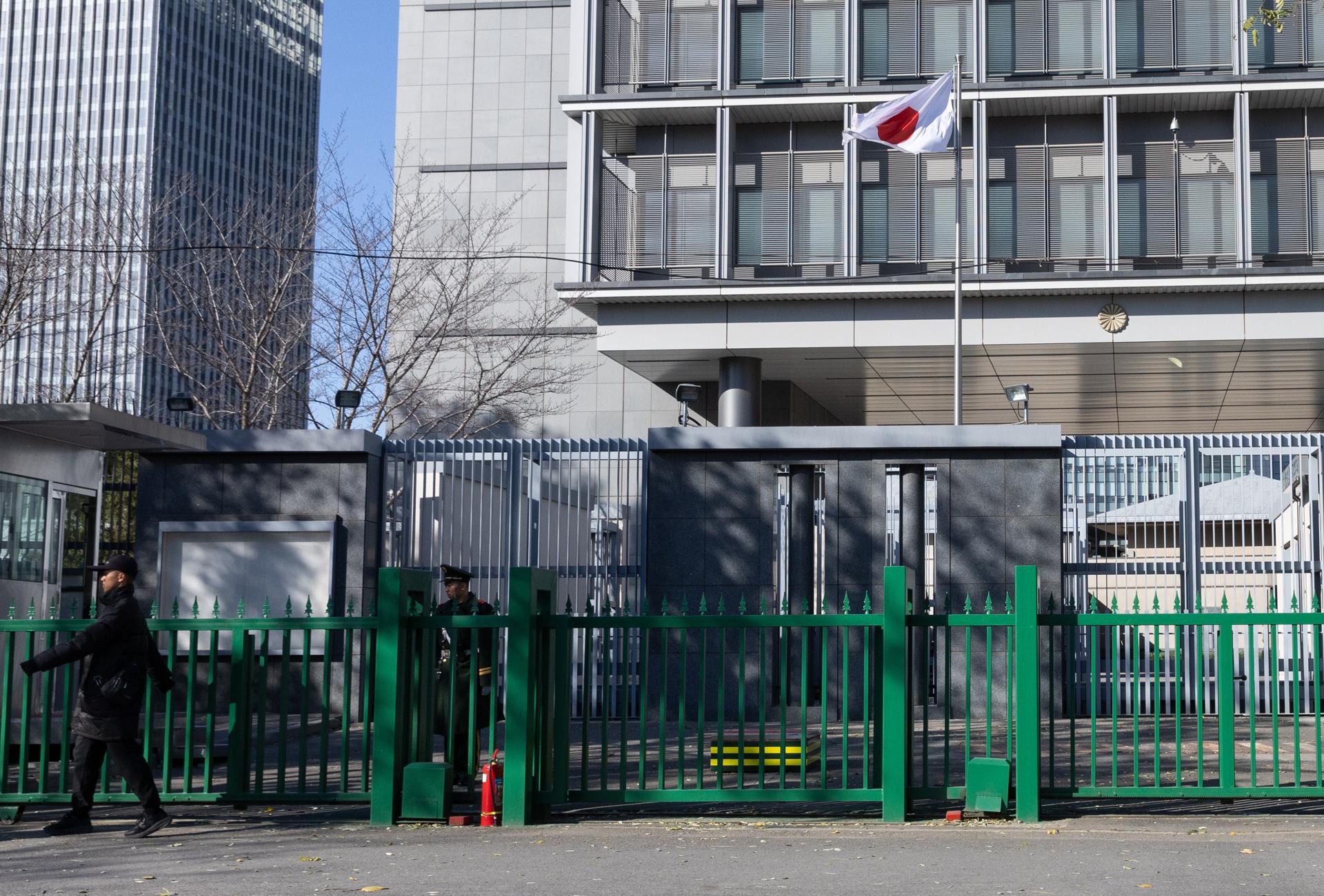 BEIJING (China), 17/11/2025.- Members of security guard the Japanese Embassy in Beijing, China, 17 November 2025. Japanese stocks related to tourism and retail fell on 17 November after China's Embassy in Japan on 14 November warned its citizens against traveling to Japan as tensions persist after Prime Minister Sanae Takaichi's recent comments on Taiwan. EFE/EPA/JESSICA LEE