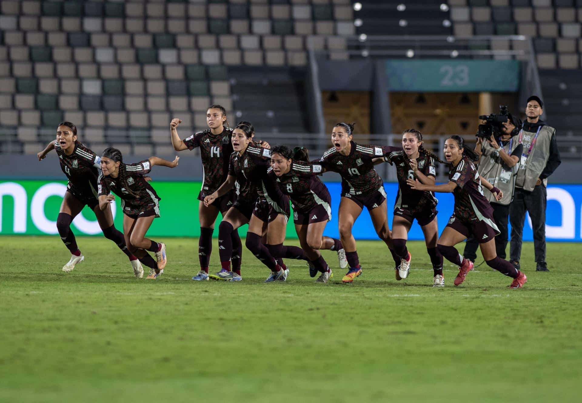 Las jugadoras de México celeban el tercer puesto tras supear en los penaltis a Brasil en el Mundial sub-17 de Marruecos. EFE/EPA/JALAL MORCHIDI