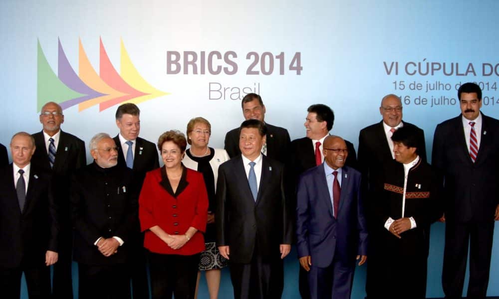 Foto de archivo en la que aparecen los presidentes de Rusia, Vladimir Putin (I), y Venezuela, Nicolás Maduro (D), en la foto de familia de la inédita cumbre entre los líderes del foro de los BRICS y los de Unasur en Brasilia en 2014. EFE/ Fernando Bizerra Jr.