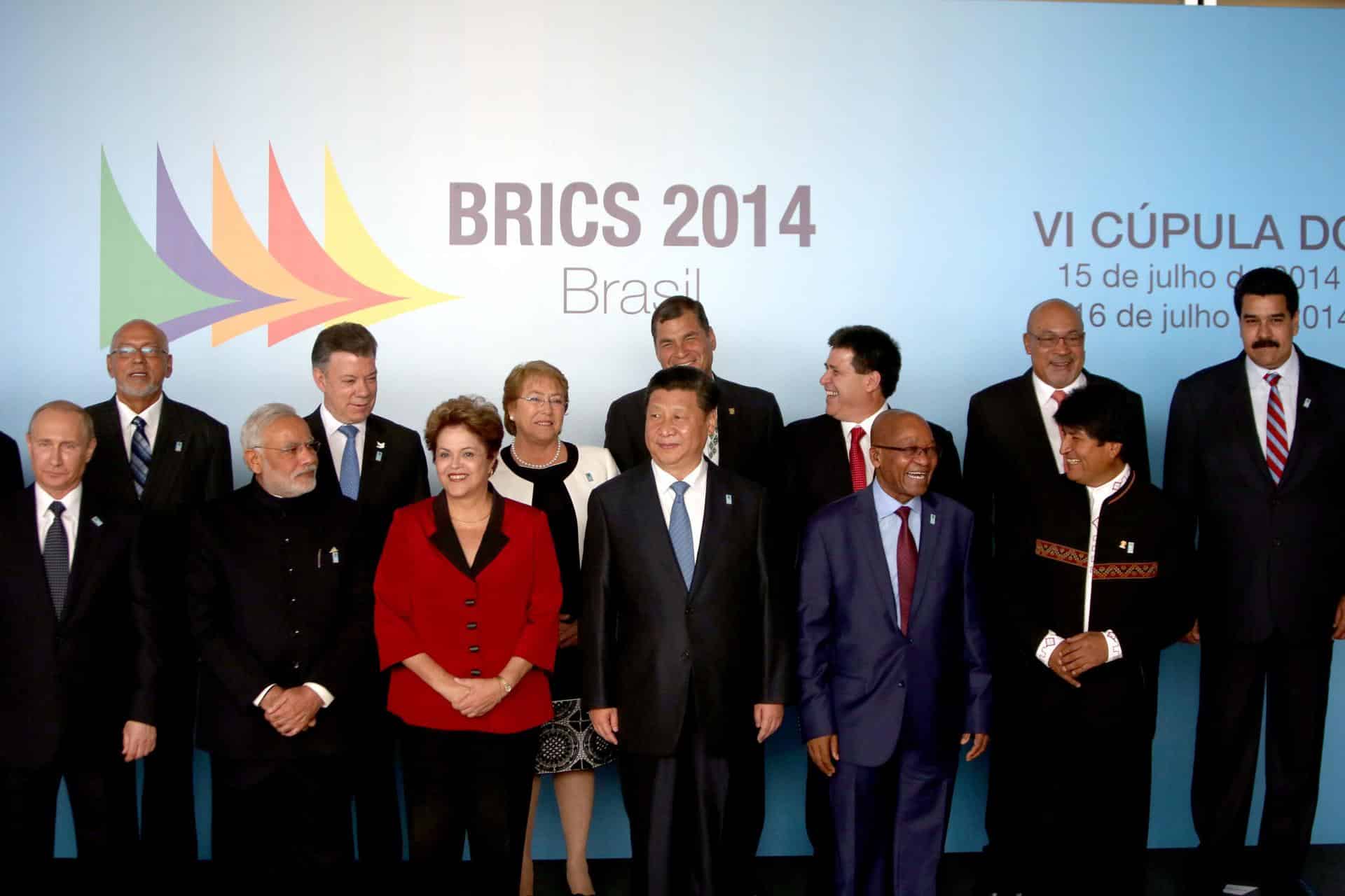 Foto de archivo en la que aparecen los presidentes de Rusia, Vladimir Putin (I), y Venezuela, Nicolás Maduro (D), en la foto de familia de la inédita cumbre entre los líderes del foro de los BRICS y los de Unasur en Brasilia en 2014. EFE/ Fernando Bizerra Jr.