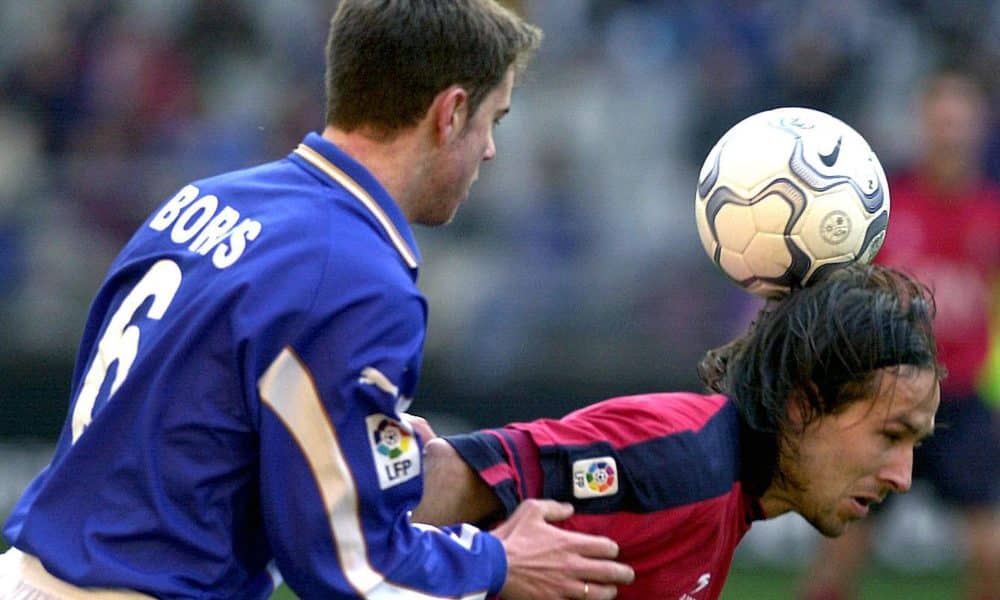 El defensa del Oviedo Sergio Boris (I) y el medio Alejandro Fernández, de Osasun en el Nuevo Carlos Tartiere en el año 20221. EFE/ALBERTO MORANTE