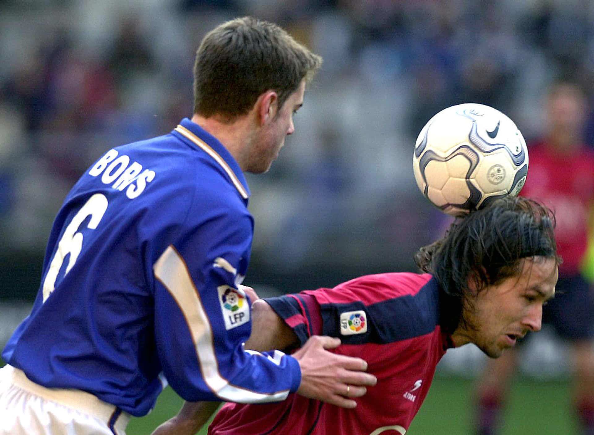 El defensa del Oviedo Sergio Boris (I) y el medio Alejandro Fernández, de Osasun en el Nuevo Carlos Tartiere en el año 20221. EFE/ALBERTO MORANTE