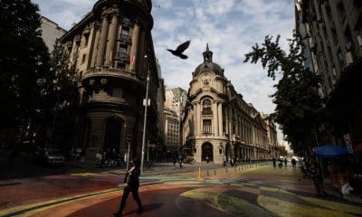 Fotografiá de archivo de una vista general de la sede la Bolsa de Valores de Santiago de Chile. EFE/Alberto Valdés