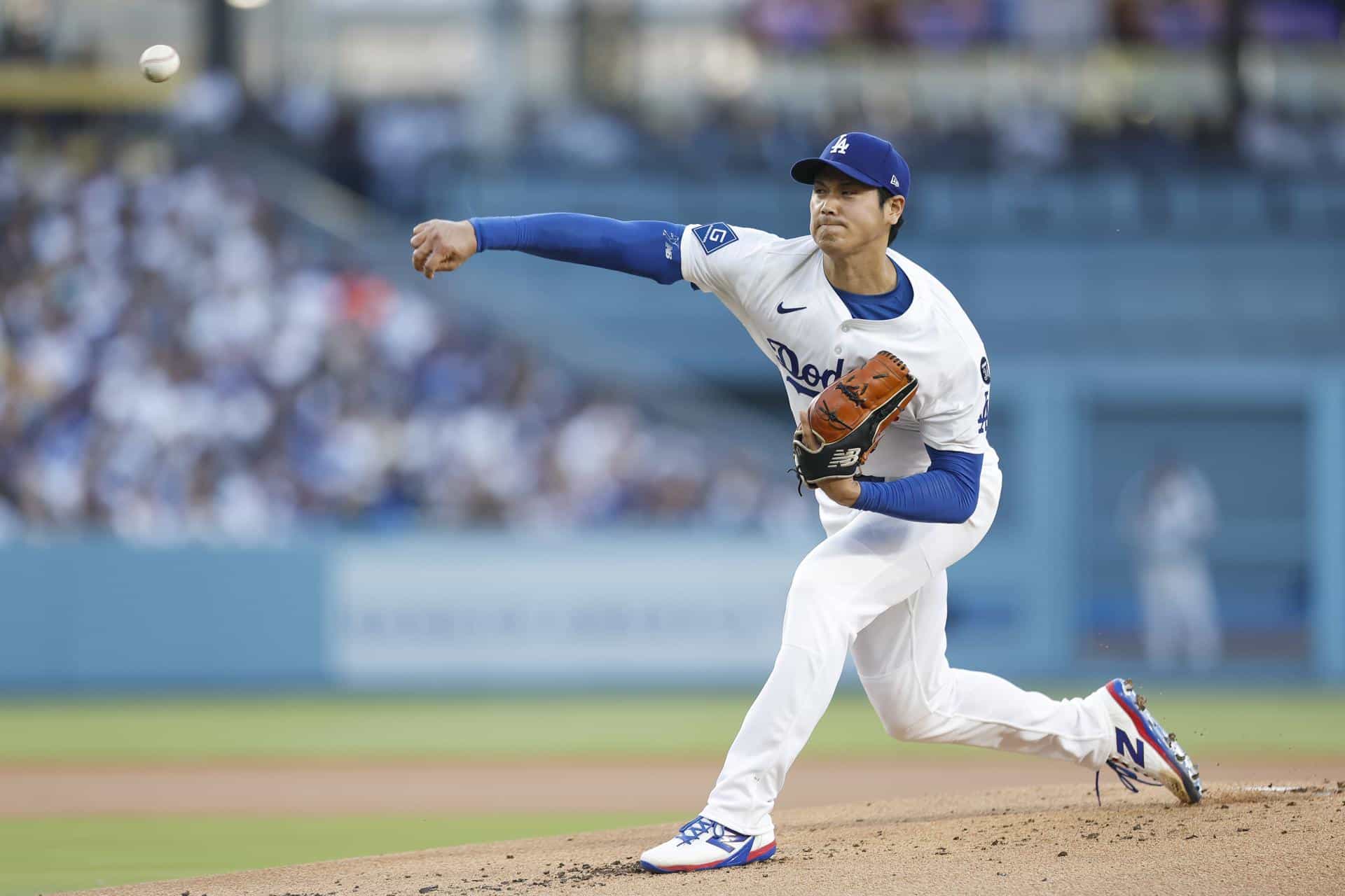 Fotografía del 17 de junio de 2025 en la que se ve al lanzador titular de Los Angeles Dodgers, Shohei Ohtani, al lanzar una pelota durante la primera entrada del partido de la Major League Baseball (MLB) entre los San Diego Padres y los Los Angeles Dodgers en Los Ángeles, California (EE.UU.). EFE/CAROLINE BREHMAN