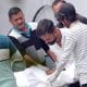 - Miembros de la familia inspeccionan el cuerpo de la víctima de 22 años Pankaj Sahni en la morgue del Hospital Lok Nayak después de una explosión cerca del Fuerte Rojo, en Nueva Delhi, India, 11 de noviembre de 2025. Según la Policía de Delhi, al menos 12 personas murieron y varias resultaron heridas en una explosión de un automóvil durante las horas pico de la tarde del 10 de noviembre cerca de la estación de metro del Fuerte Rojo en Delhi, con el incendio resultante extendiéndose e incinerando varios vehículos cercanos. (Nueva Delhi) EFE/EPA/HARISH TYAGI -- ATTENTION EDITORS: GRAPHIC CONTENT --