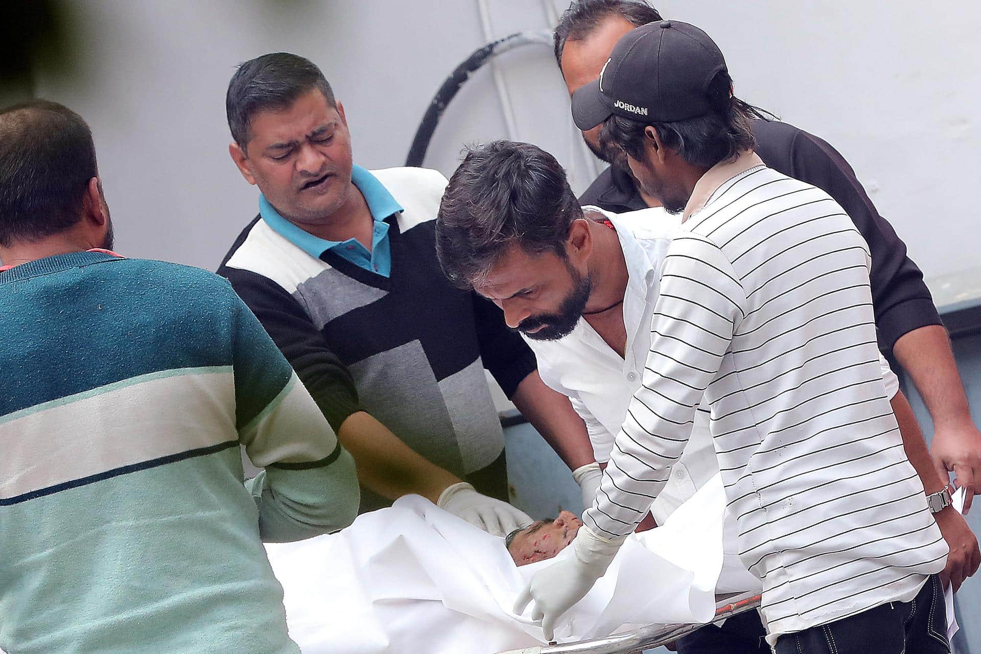 - Miembros de la familia inspeccionan el cuerpo de la víctima de 22 años Pankaj Sahni en la morgue del Hospital Lok Nayak después de una explosión cerca del Fuerte Rojo, en Nueva Delhi, India, 11 de noviembre de 2025. Según la Policía de Delhi, al menos 12 personas murieron y varias resultaron heridas en una explosión de un automóvil durante las horas pico de la tarde del 10 de noviembre cerca de la estación de metro del Fuerte Rojo en Delhi, con el incendio resultante extendiéndose e incinerando varios vehículos cercanos. (Nueva Delhi) EFE/EPA/HARISH TYAGI -- ATTENTION EDITORS: GRAPHIC CONTENT --
