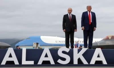 El presidente de los Estados Unidos, Donald Trump, y el presidente de Rusia, Vladimir Putin, en la pista de aterrizaje tras llegar para asistir a una reunión en la Base Conjunta Elmendorf-Richardson en Anchorage el 15 de agosto de 2025. EFE/EPA/GAVRIIL GRIGOROV/SPUTNIK/KREMLIN POOL / POOL CRÉDITO OBLIGATORIO