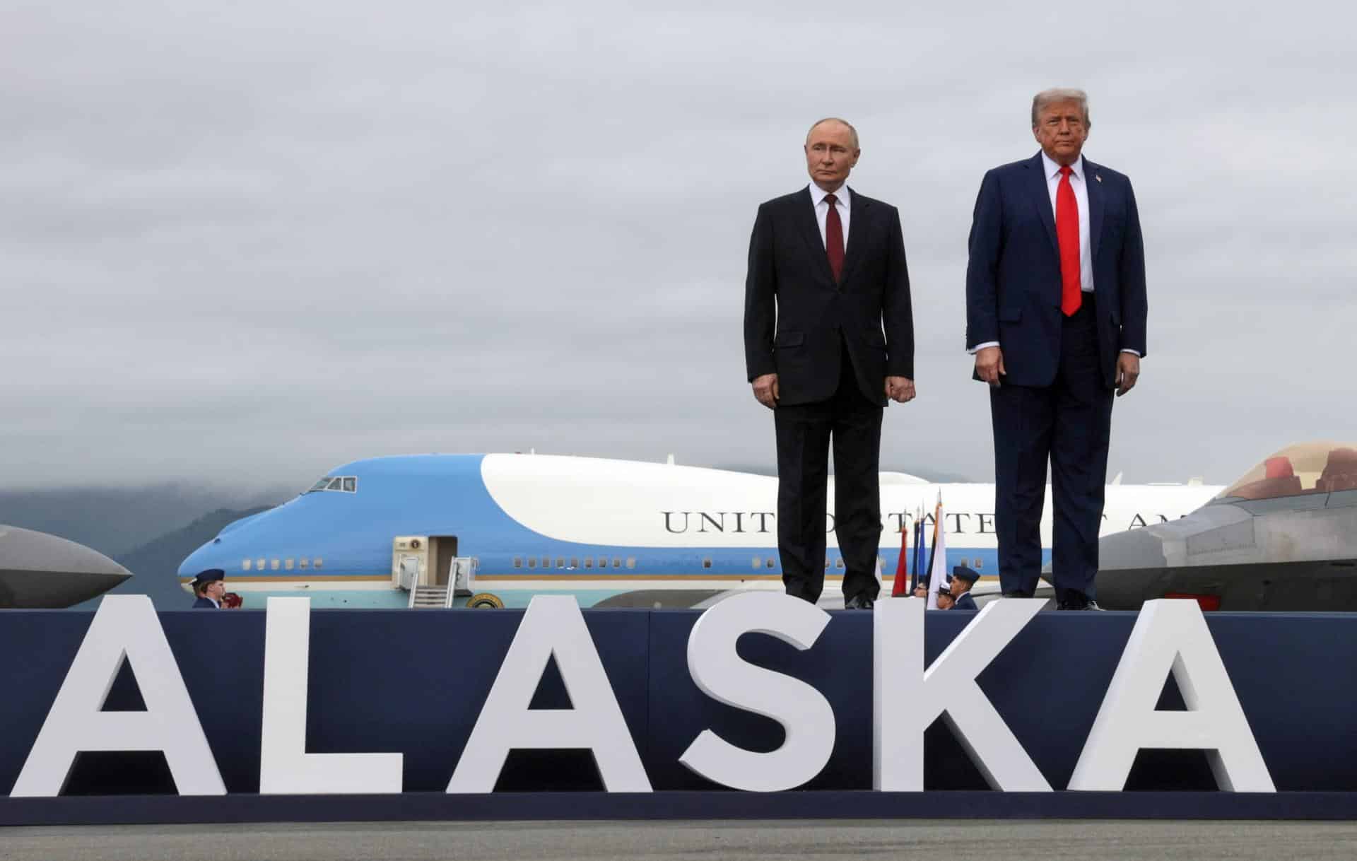 El presidente de los Estados Unidos, Donald Trump, y el presidente de Rusia, Vladimir Putin, en la pista de aterrizaje tras llegar para asistir a una reunión en la Base Conjunta Elmendorf-Richardson en Anchorage el 15 de agosto de 2025. EFE/EPA/GAVRIIL GRIGOROV/SPUTNIK/KREMLIN POOL / POOL CRÉDITO OBLIGATORIO