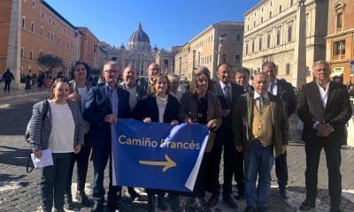 Once alcaldes gallegos de la Mancomunidad de Municipios del Camino Francés, acompañados por representantes de la Asociación Calle Mayor de Europa, invitaron formalmente al papa León XIV a peregrinar por el Camino de Santiago con motivo del próximo Año Santo Compostelano de 2027. EFE/Cristina Cabrejas