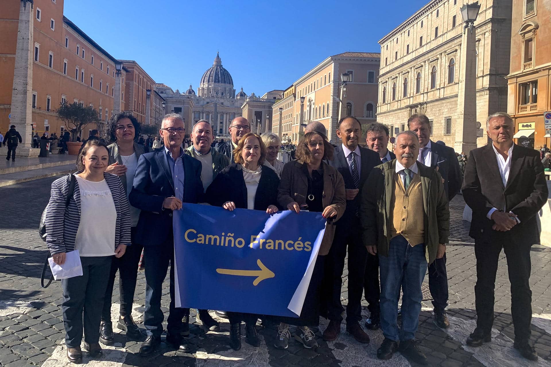 Once alcaldes gallegos de la Mancomunidad de Municipios del Camino Francés, acompañados por representantes de la Asociación Calle Mayor de Europa, invitaron formalmente al papa León XIV a peregrinar por el Camino de Santiago con motivo del próximo Año Santo Compostelano de 2027. EFE/Cristina Cabrejas