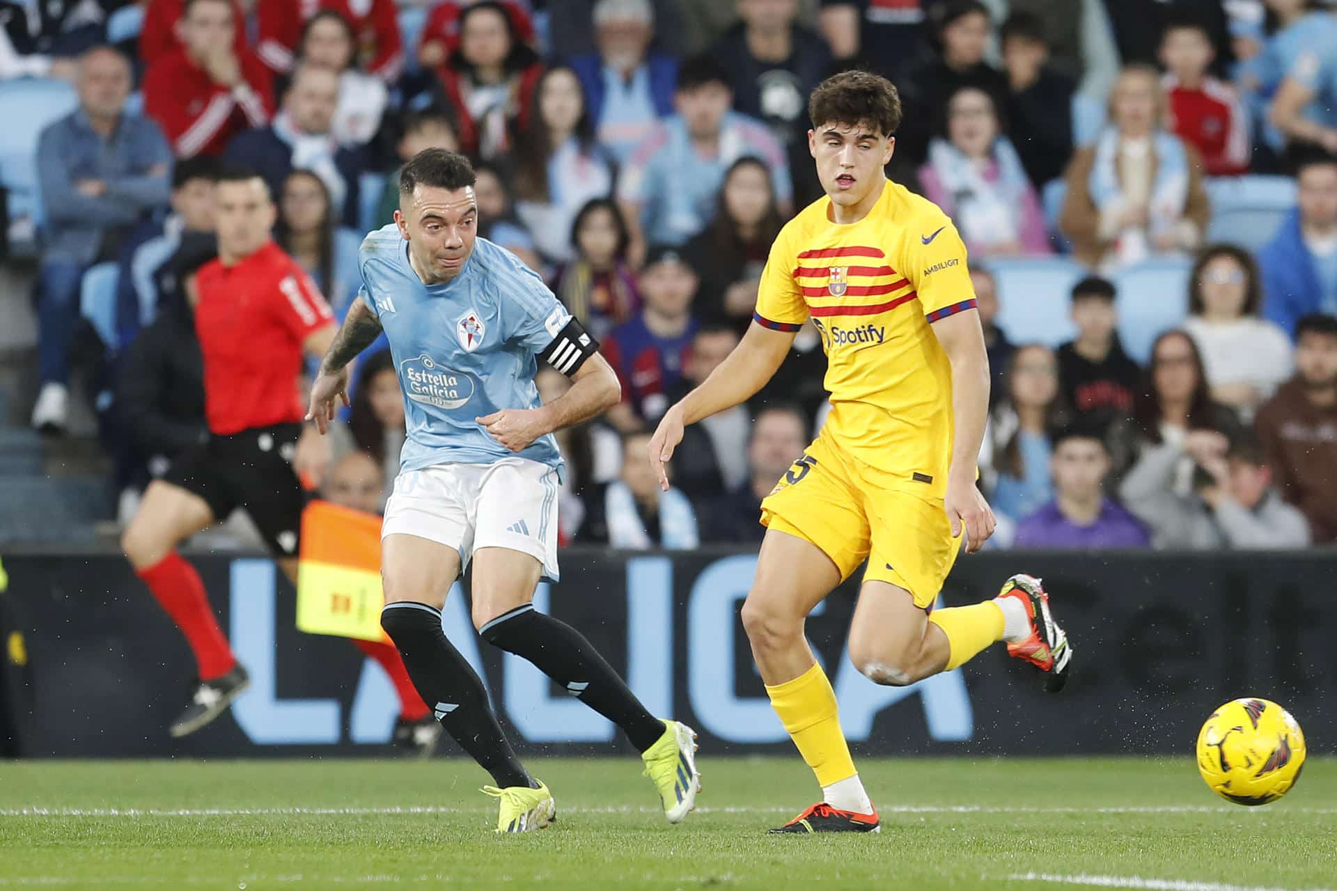 El delantero del Celta de Vigo Iago Aspas y el defensa del Barcelona Pau Cubarsí. EFE/ Salvador Sas
