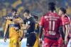 El delantero francés de Tigres, Andre Gignac (i), reclama este sábado al árbitro durante un pasaje del partido que ha clasificado a su equipo con una goleada sobre Tijuana en el estadio Universitario de San Nicolás de Los Garza a las semifinales del Torneo Apertura mexicano. EFE/ Miguel Sierra
