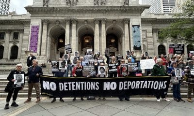 Fotografía de archivo de un grupo de personas al protestar contra las detenciones y deportaciones de la Administración Trump, frente a las escalinatas de la Biblioteca Pública de Nueva York (NY, EE.UU.). EFE/Javier Otazu