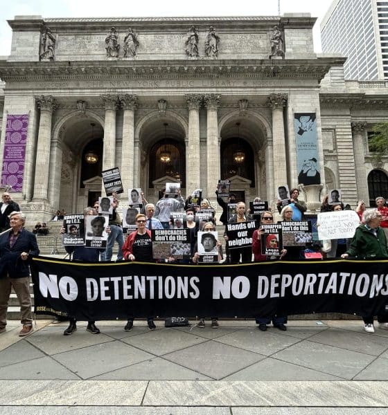 Fotografía de archivo de un grupo de personas al protestar contra las detenciones y deportaciones de la Administración Trump, frente a las escalinatas de la Biblioteca Pública de Nueva York (NY, EE.UU.). EFE/Javier Otazu