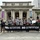 Fotografía de archivo de un grupo de personas al protestar contra las detenciones y deportaciones de la Administración Trump, frente a las escalinatas de la Biblioteca Pública de Nueva York (NY, EE.UU.). EFE/Javier Otazu