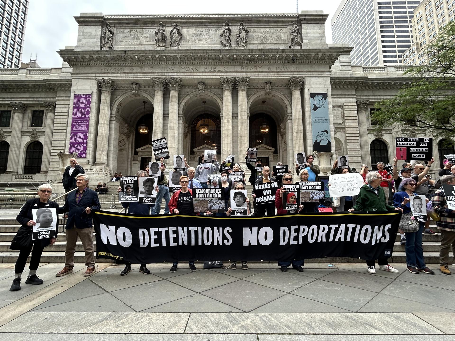 Fotografía de archivo de un grupo de personas al protestar contra las detenciones y deportaciones de la Administración Trump, frente a las escalinatas de la Biblioteca Pública de Nueva York (NY, EE.UU.). EFE/Javier Otazu