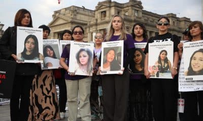 Mujeres sostienen carteles en una concentración como parte del Día Internacional de Eliminación de la Violencia contra la Mujer este martes, en Lima (Perú). EFE/ Paolo Aguilar