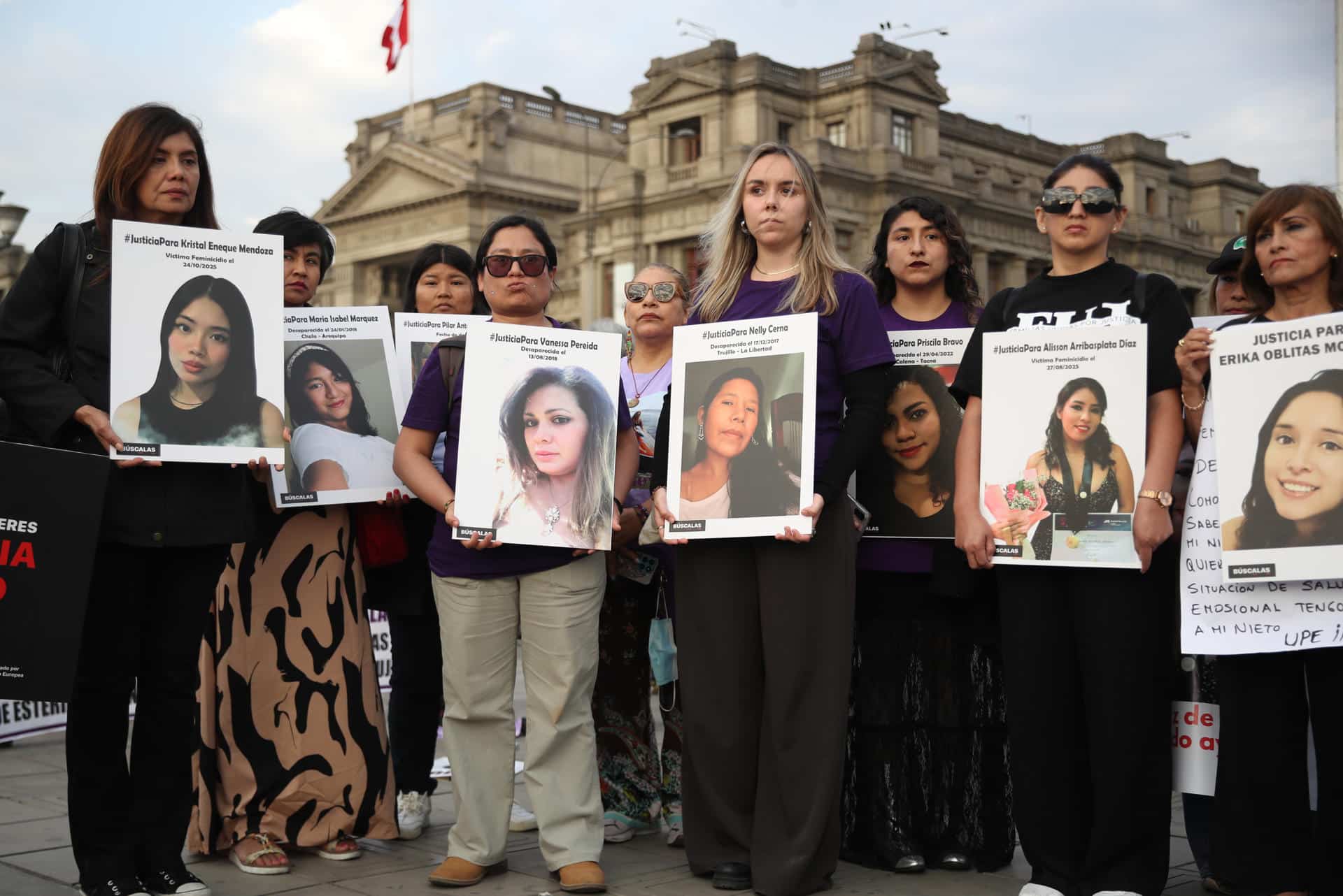 Mujeres sostienen carteles en una concentración como parte del Día Internacional de Eliminación de la Violencia contra la Mujer este martes, en Lima (Perú). EFE/ Paolo Aguilar