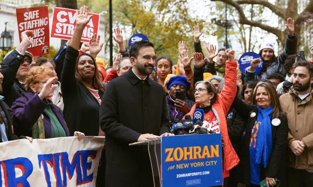 Fotografía tomada de la red social X de la cuenta @ZohranKMamdani que muestra al demócrata Zohran Mamdani hablando durante un acto político este lunes, en Brooklyn (Estados Unidos). EFE/ @zohrankmamdani