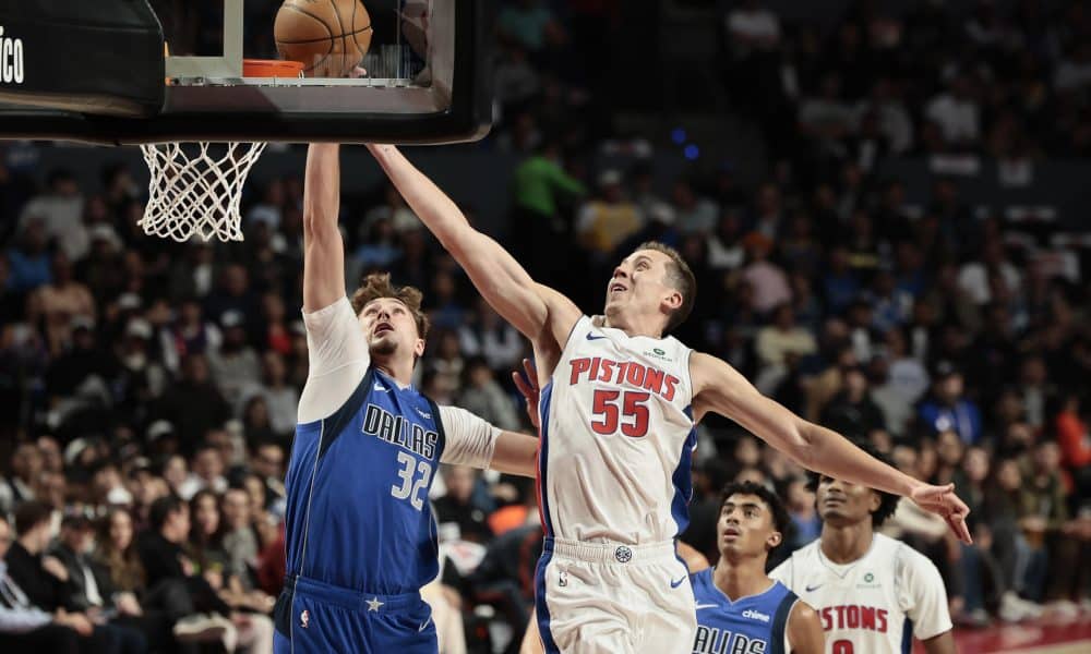 Cooper Flagg (i) de los Mavericks, disputa el balón con Duncan Robinson, de los Pistons, este sábado, en un juego de la NBA en la Arena Ciudad de México. EFE/José Méndez