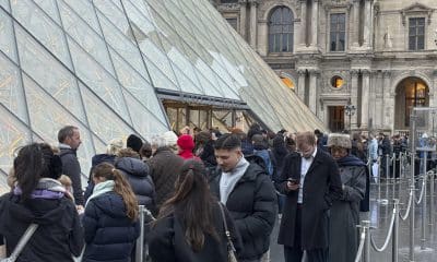 Vista de colas de visitantes en la entrada del Museo del Louvre de París, tomados ayer viernes. La táctica del Louvre, la de incrementar los precios de las entradas para los visitantes extracomunitarios, ha sido copiada por otros museos y atracciones turísticas del país, que buscan equilibrar sus cuentas. El mayor museo del mundo anunció este jueves una subida del 45 % de las entradas para los turistas que no procedan de la Unión Europea, de Islandia, Liechtenstein o Noruega, que a partir del 1 de enero tendrán que desembolsar 32 euros, diez más. EFE/Pol Lloberas