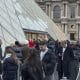 Vista de colas de visitantes en la entrada del Museo del Louvre de París, tomados ayer viernes. La táctica del Louvre, la de incrementar los precios de las entradas para los visitantes extracomunitarios, ha sido copiada por otros museos y atracciones turísticas del país, que buscan equilibrar sus cuentas. El mayor museo del mundo anunció este jueves una subida del 45 % de las entradas para los turistas que no procedan de la Unión Europea, de Islandia, Liechtenstein o Noruega, que a partir del 1 de enero tendrán que desembolsar 32 euros, diez más. EFE/Pol Lloberas