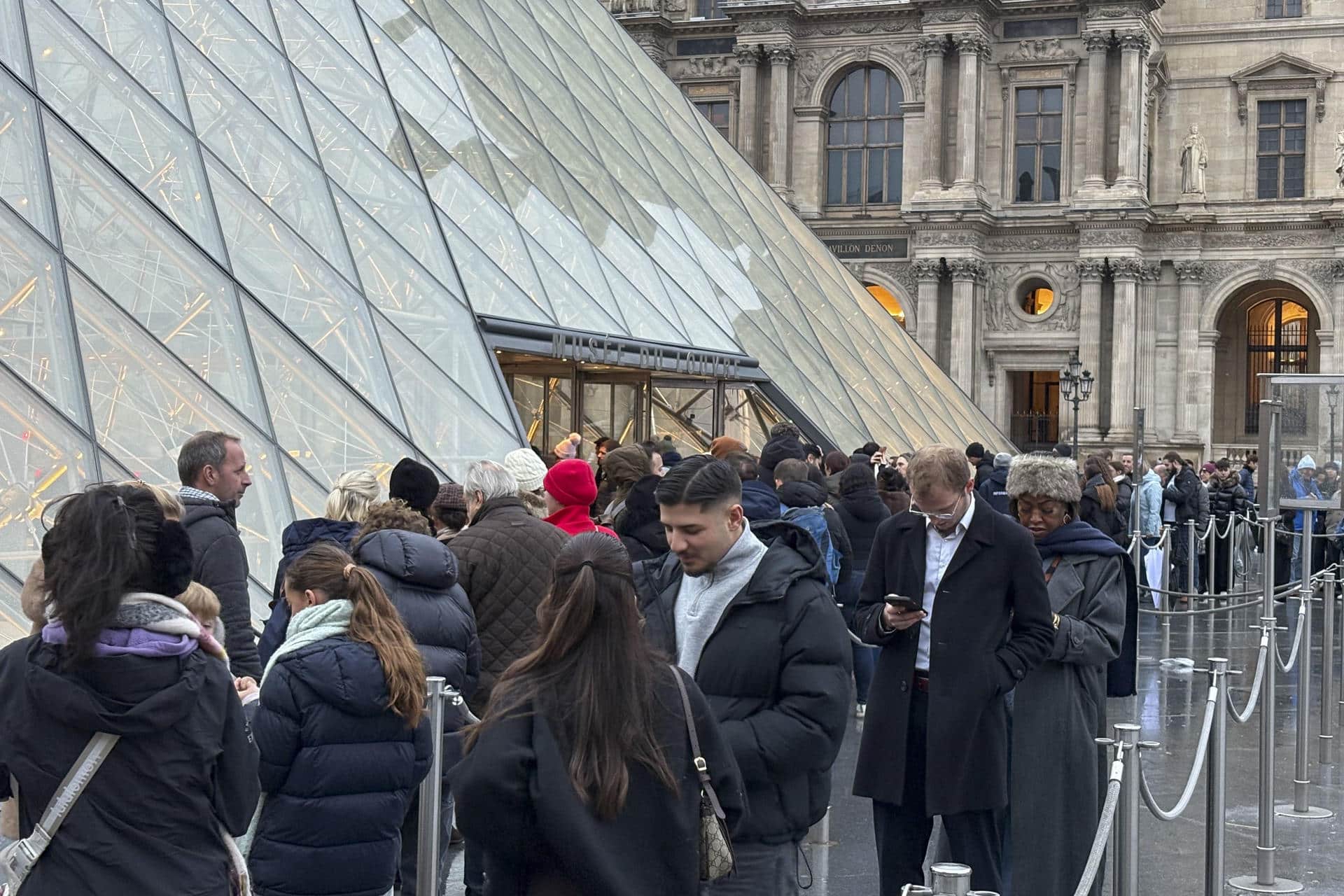 Vista de colas de visitantes en la entrada del Museo del Louvre de París, tomados ayer viernes. La táctica del Louvre, la de incrementar los precios de las entradas para los visitantes extracomunitarios, ha sido copiada por otros museos y atracciones turísticas del país, que buscan equilibrar sus cuentas. El mayor museo del mundo anunció este jueves una subida del 45 % de las entradas para los turistas que no procedan de la Unión Europea, de Islandia, Liechtenstein o Noruega, que a partir del 1 de enero tendrán que desembolsar 32 euros, diez más. EFE/Pol Lloberas
