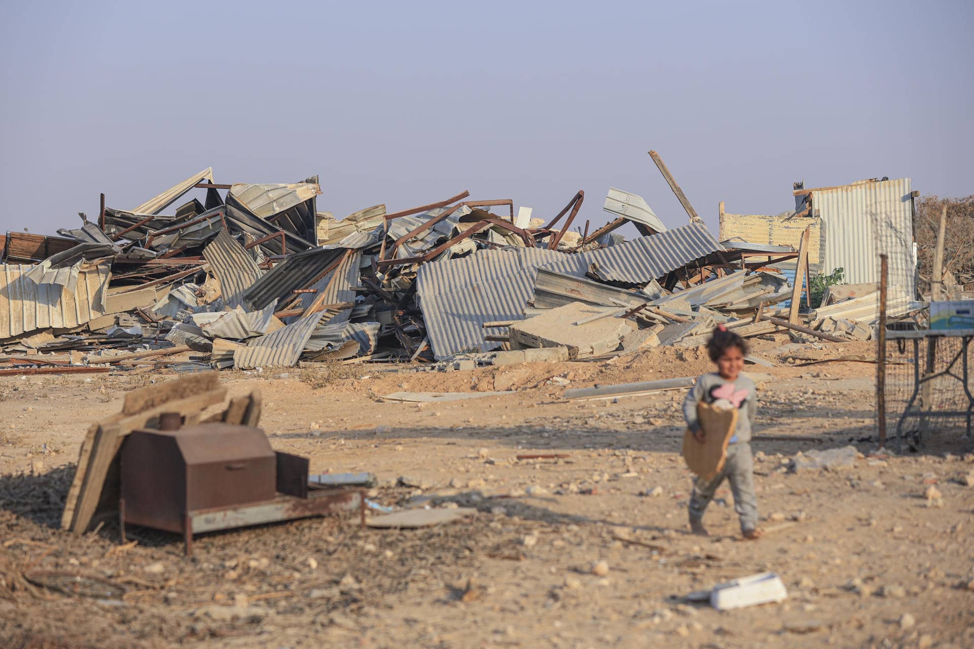 Una niña camina entre los restos de una vivienda en la aldea beduina de Al Sir, en el norte de Néguev. EFE/Magda Gibelli
