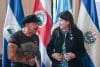 El medallista paralímpico guatemalteco José Rolando de León habla con la ministra de Cultura y Deportes, Liwy Grazioso, en una conferencia de prensa en el Palacio Nacional de la Cultura en Ciudad de Guatemala, en el lanzamiento del Festival Paralímpico Centroamericano 2025. EFE/ Mariano Macz