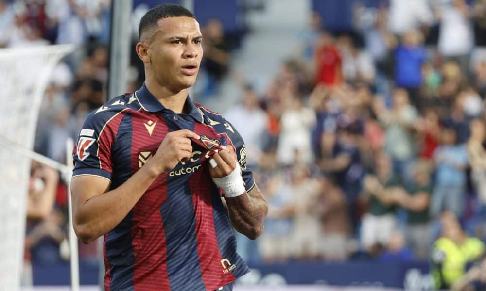 El centrocampista hondureño del Levante, Kervin Arriaga celebra el primer gol de su equipo durante el partido ante el Celta correspondiente a la undécima jornada de LaLiga EA Sports disputado en el Ciutat de València. EFE/ Ana Escobar