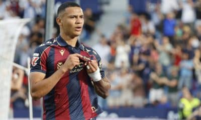 El centrocampista hondureño del Levante, Kervin Arriaga celebra el primer gol de su equipo durante el partido ante el Celta correspondiente a la undécima jornada de LaLiga EA Sports disputado en el Ciutat de València. EFE/ Ana Escobar
