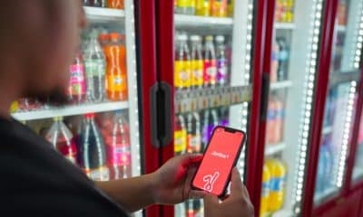 Fotografía del que muestra a una persona sosteniendo un teléfono con la aplicación Juntos + en su pantalla, en Ciudad de México (México). EFE/ Coca-cola Femsa /SOLO USO EDITORIAL/ NO VENTAS/ SOLO DISPONIBLE PARA ILUSTRAR LA NOTICIA QUE ACOMPAÑA (CRÉDITO OBLIGATORIO)