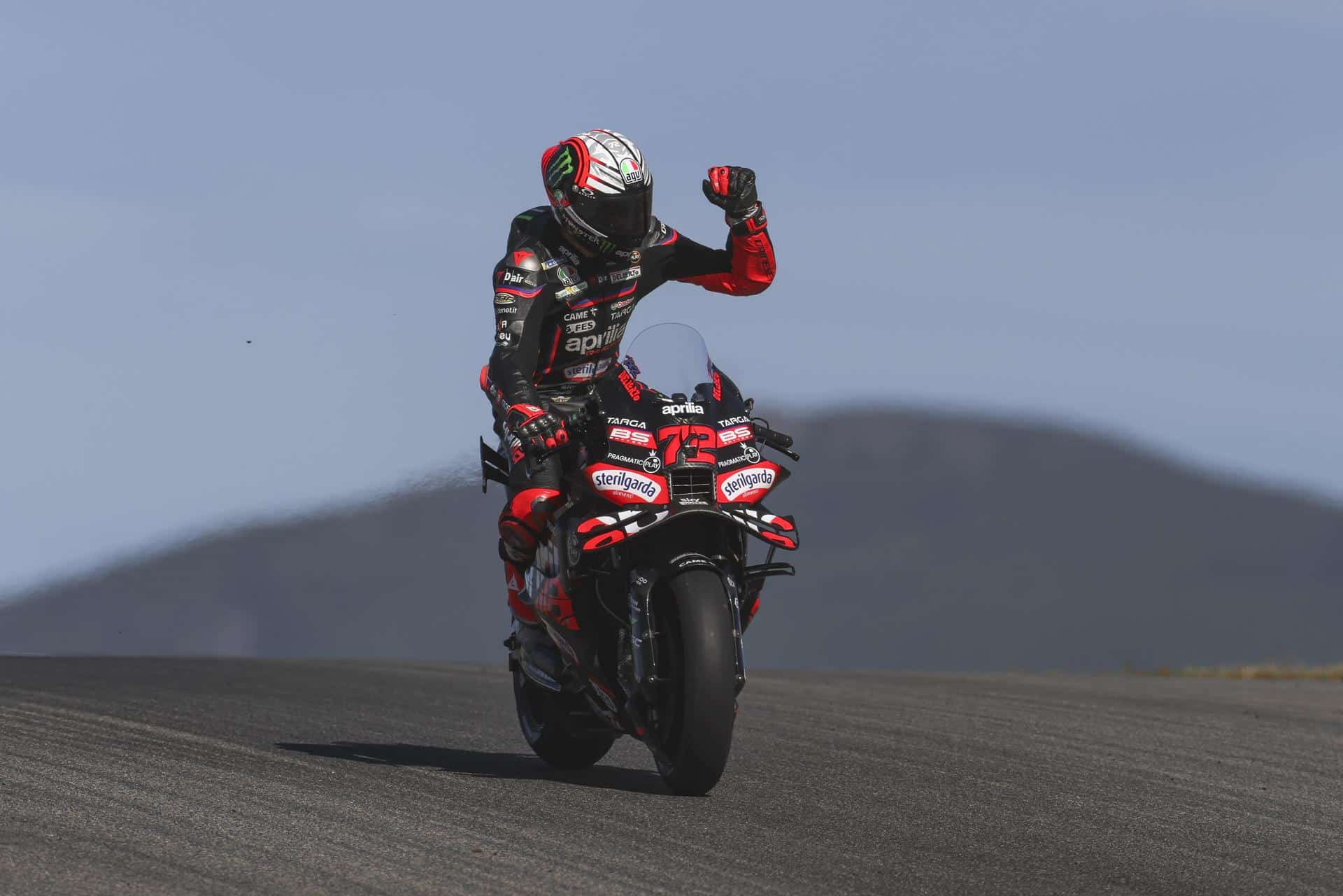 El italiano Marco Bezzecchi (Aprilia Racing), el sábado, tras la calificación de MotoGP para el Gran Premio de Portugal, en Portimao. EFE/JOSE SENA GOULAO