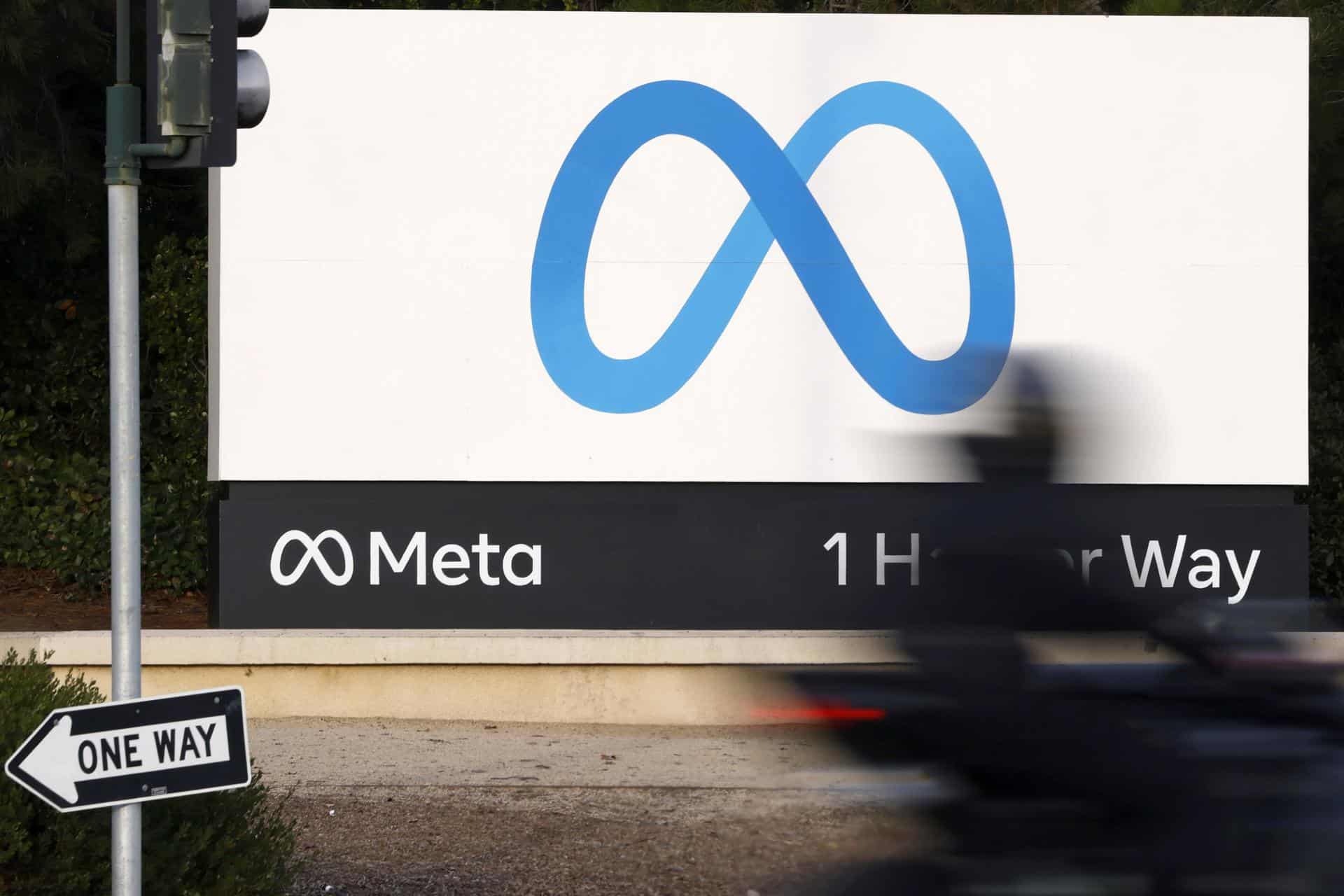 Imagen de archivo tomada el 7 de enero de 2025 que muestra el logo de Meta, matriz de Facebook e Instagram, frente a la sede de la compañía en Menlo Park, California, Estados Unidos. EFE/EPA/JOHN G. MABANGLO