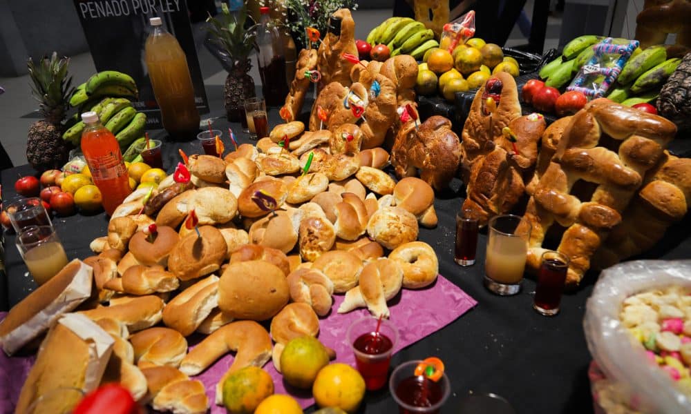 Fotografía que muestra un altar durante la celebración del Día de Difuntos este sábado, en La Paz (Bolivia). EFE/ Gabriel Márquez