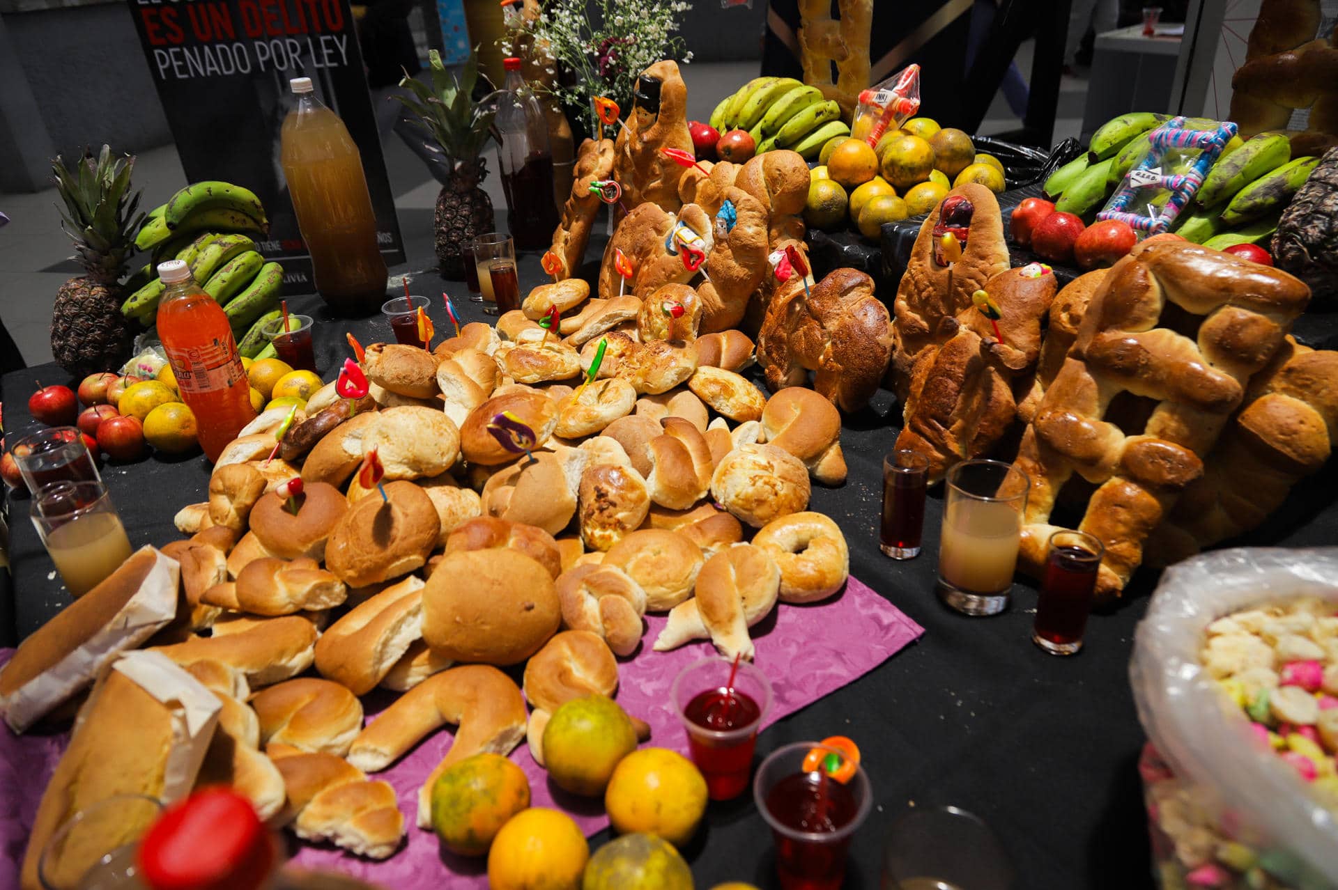 Fotografía que muestra un altar durante la celebración del Día de Difuntos este sábado, en La Paz (Bolivia). EFE/ Gabriel Márquez