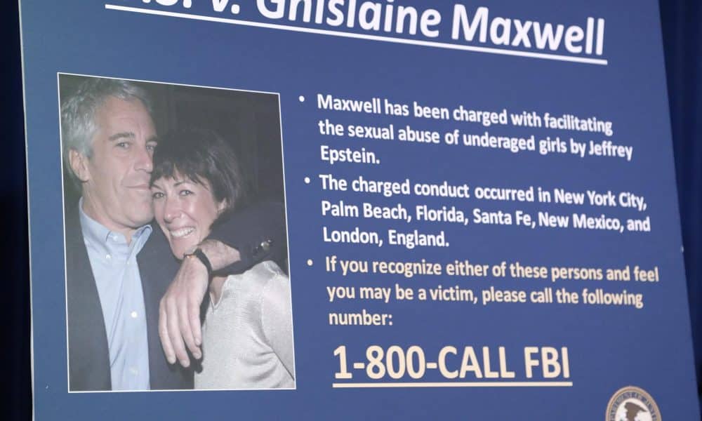 Fotografía de archivo de paneles fotográficos de Jeffrey Epstein y Ghislaine Maxwell. EFE/EPA/JASON SZENES