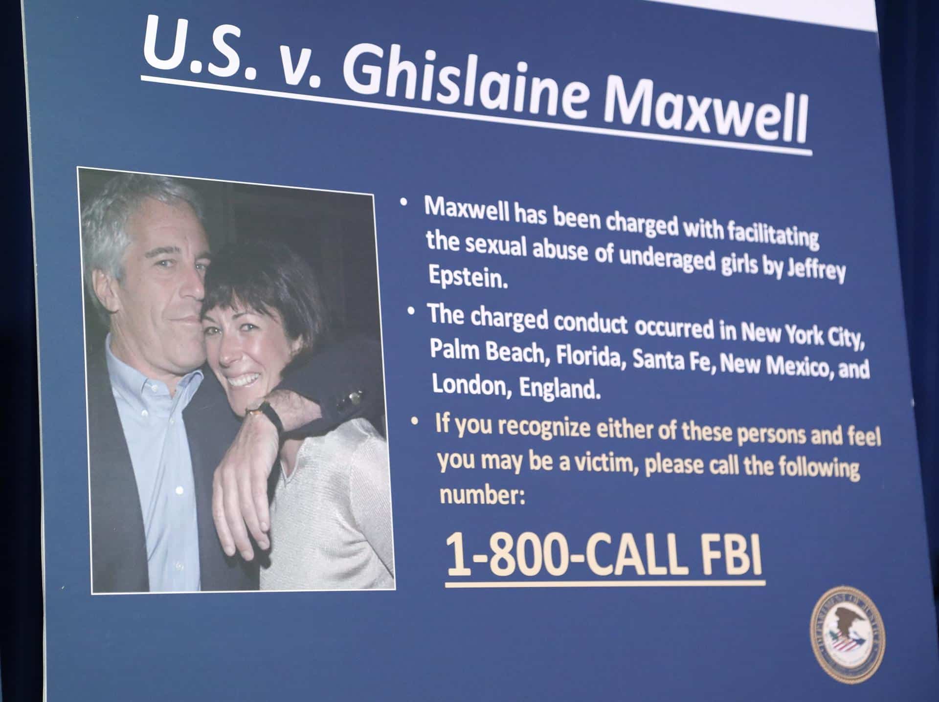 Fotografía de archivo de paneles fotográficos de Jeffrey Epstein y Ghislaine Maxwell. EFE/EPA/JASON SZENES