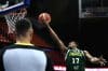 Chase Audige, de Jamaica, sostiene un balón durante un partido de la primera ronda del grupo B de la clasificación para la Copa Mundial de Baloncesto 2027 entre Puerto Rico y Jamaica en el Coliseo Roberto Clemente, en San Juan (Puerto Rico). EFE/Thais Llorca
