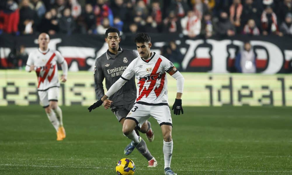 El centrocampista del Rayo Vallecano Óscar Valentín controla el balón ante inglés del Real Madrid Jude Bellingham, durante el encuentro de la pasada temporada disputado en el estadio de Vallecas.EFE / Juanjo Martín.