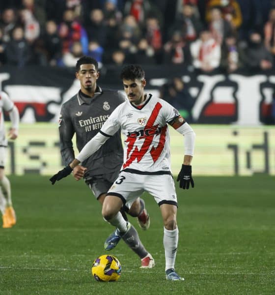 El centrocampista del Rayo Vallecano Óscar Valentín controla el balón ante inglés del Real Madrid Jude Bellingham, durante el encuentro de la pasada temporada disputado en el estadio de Vallecas.EFE / Juanjo Martín.